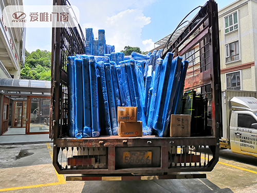 愛(ài)唯門窗產(chǎn)品裝車圖