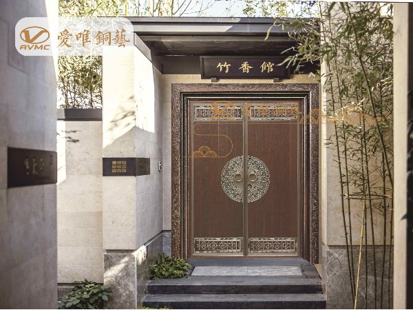 這么多別墅選擇使用銅門的特點(diǎn)和優(yōu)勢(shì)是什么呢？